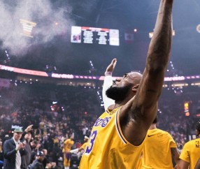 开云-詹姆斯回归赛场，精彩发挥首场状态亮眼，老鹰观众沸腾！的简单介绍