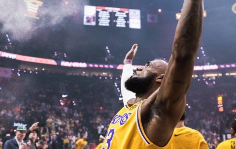 开云-詹姆斯回归赛场，精彩发挥首场状态亮眼，老鹰观众沸腾！的简单介绍