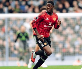 开云体育-西亚卡姆在曼联比赛中挺进下一轮，战术调整引发热议！的简单介绍