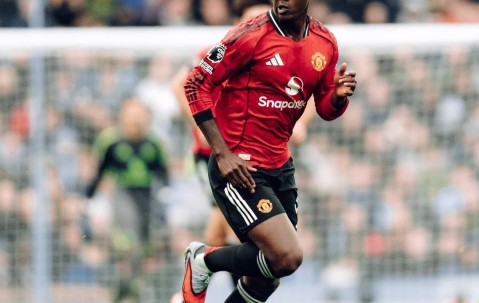 开云体育-西亚卡姆在曼联比赛中挺进下一轮，战术调整引发热议！的简单介绍